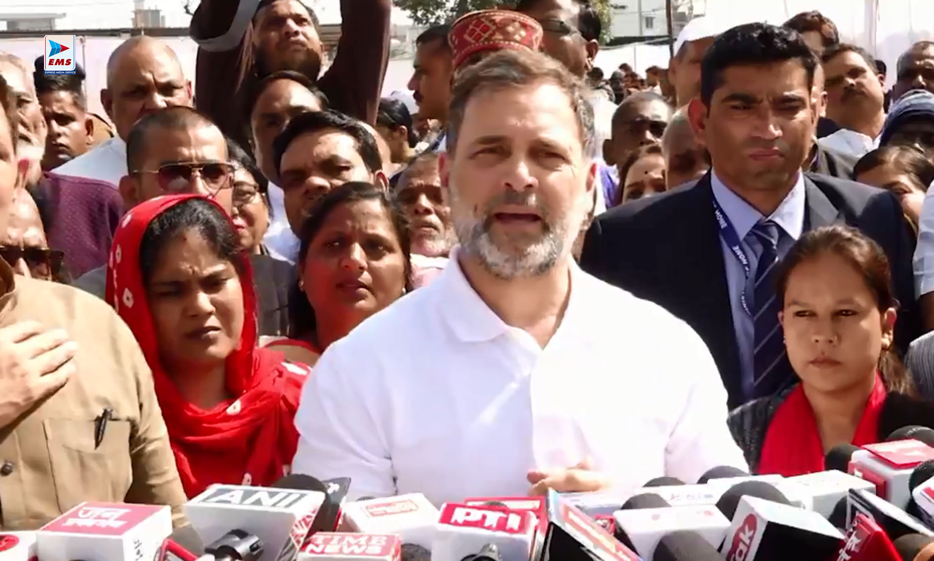 राहुल गांधी पीड़ितों से मिलकर बोले- राजनीति करने नहीं, जिम्मेदारी निभाने आया हूं