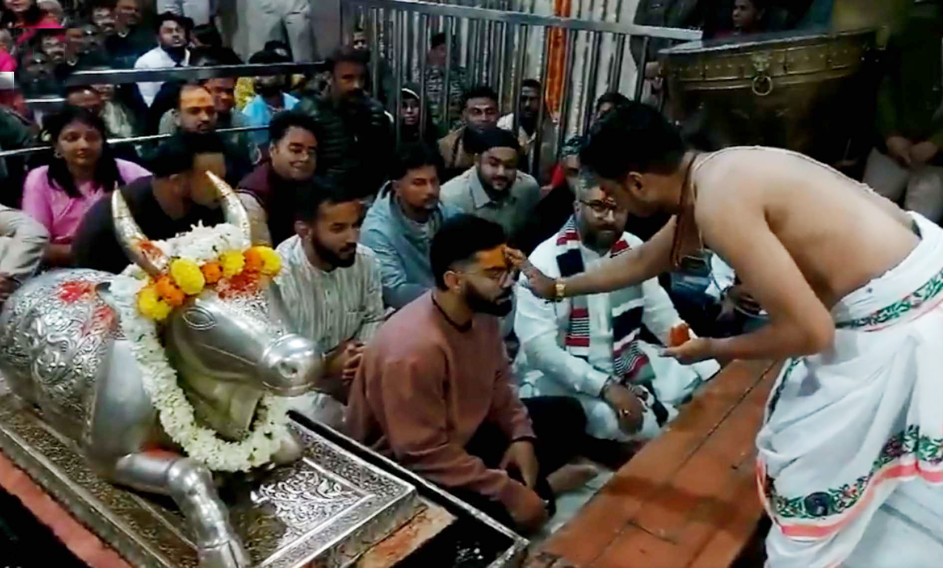 इंदौर वनडे से पहले विराट–कुलदीप ने किए महाकाल के दर्शन