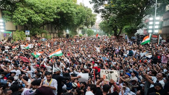 मुख्य चुनाव आयुक्त को हटाने की मांग पर दिल्ली और मुंबई में एक साथ विरोध-प्रदर्शन